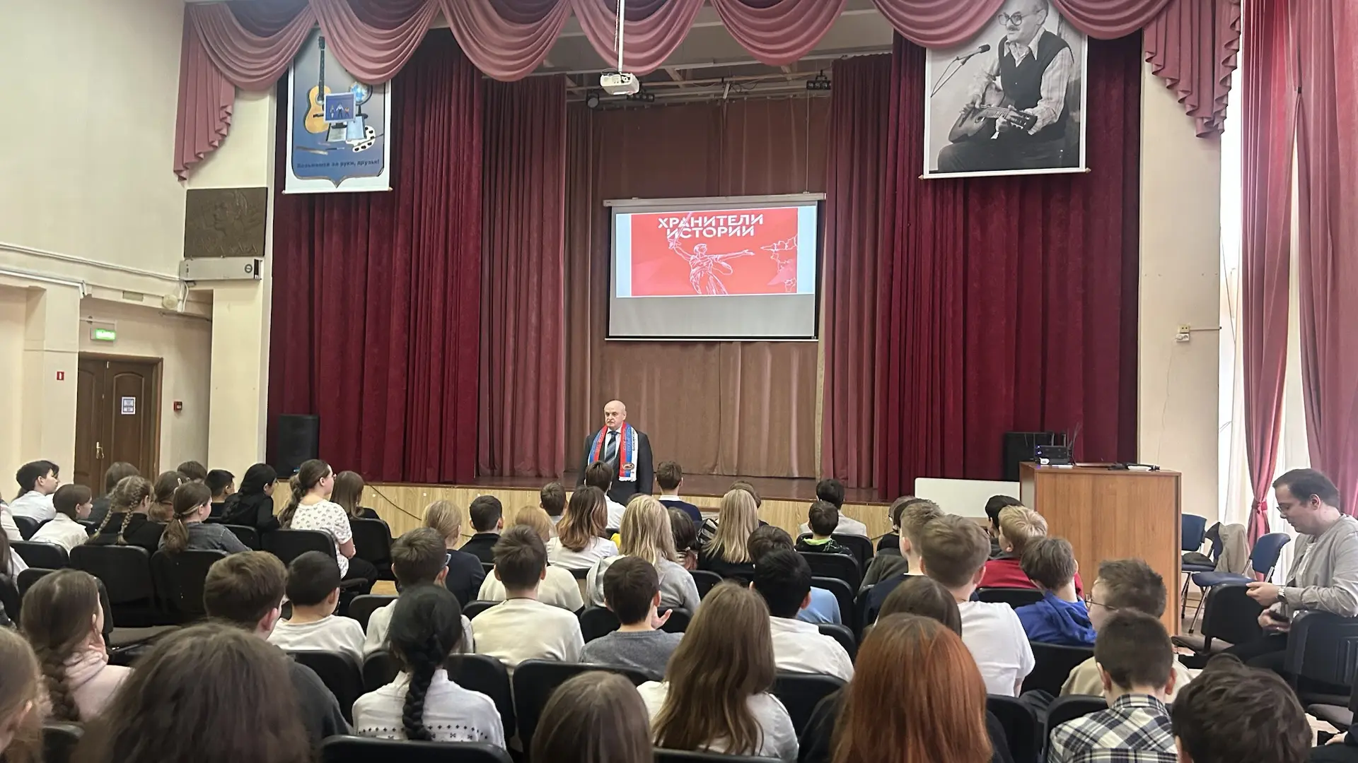 Урок мужества с настоящим героем! 🇷🇺  В преддверии Дня Победы наша школа встречала почётного гостя —