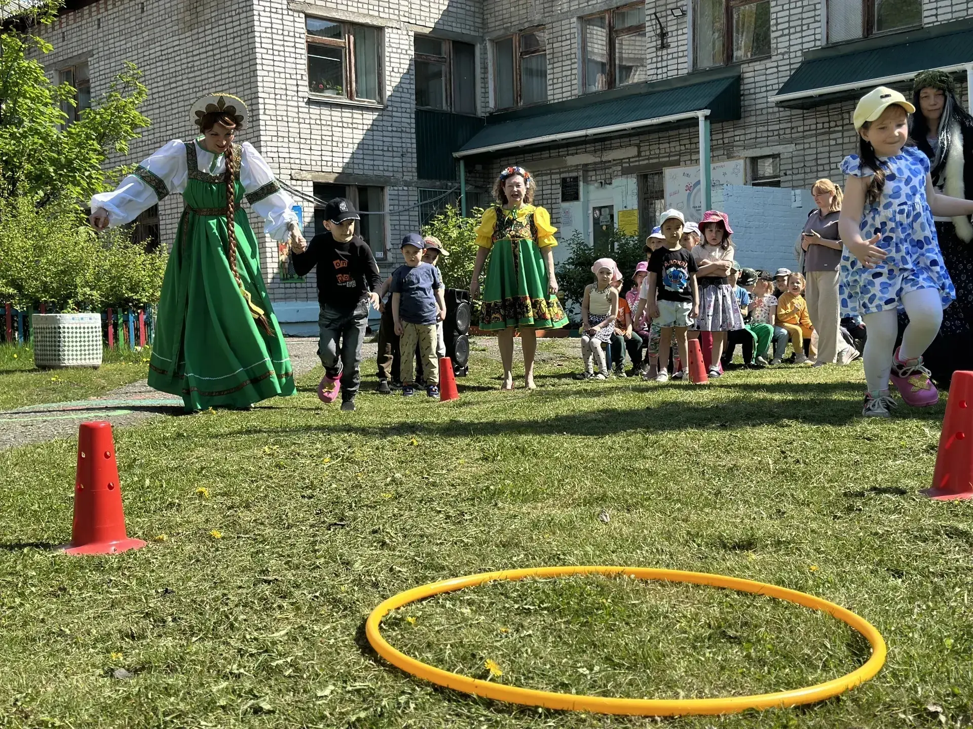 В детском саду «Алёнушка» с большим размахом и патриотическим настроем отметили **День России**. Пра