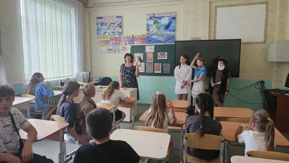 В преддверии Дня России, ребята пришкольного лагеря «Солнышко» ГБОУ «Благодатновская школа Амвросиев