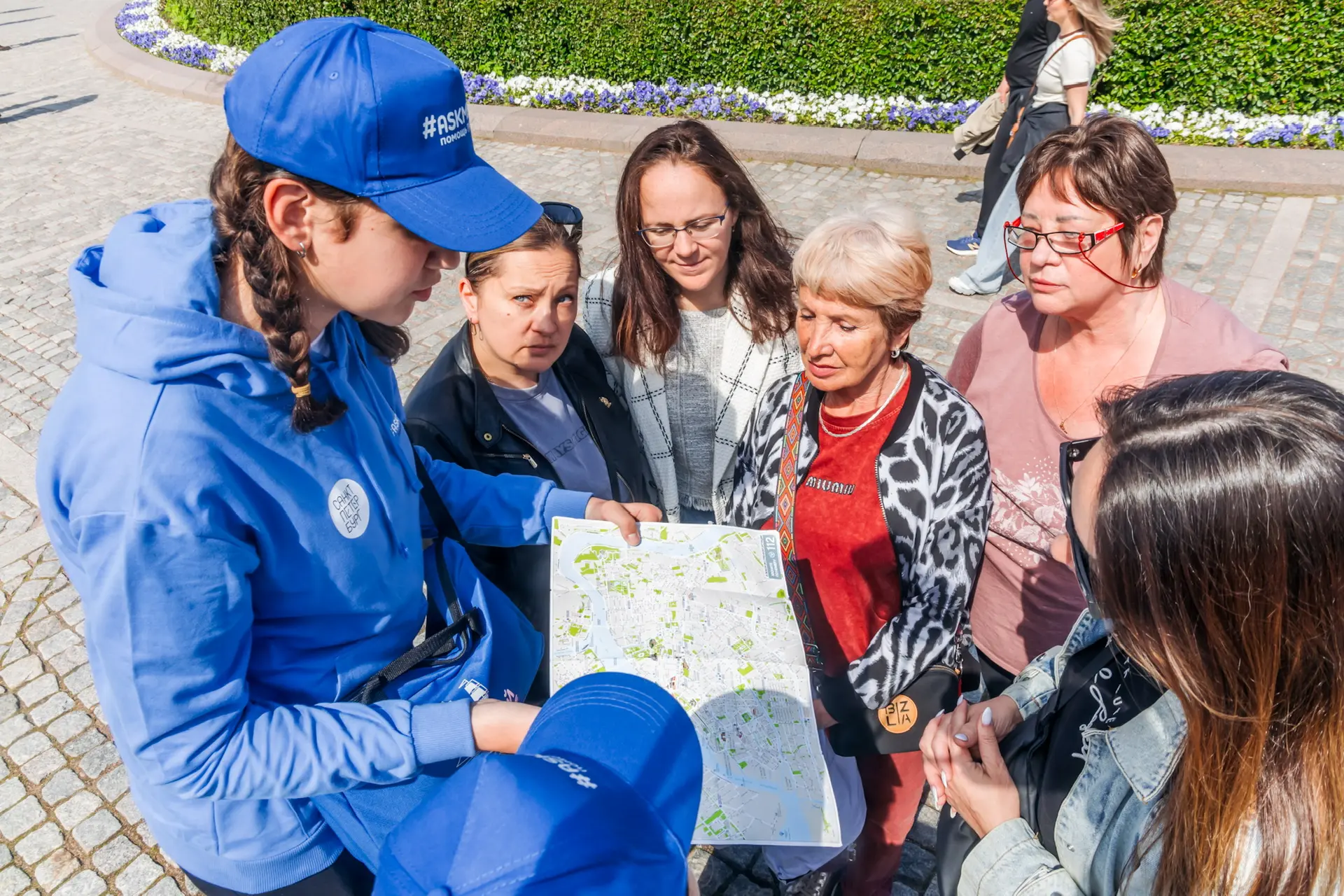 На улицы Петербурга возвращаются мобильные помощники службы «Турпомощь / AskMeSPb» («Спроси меня»). 