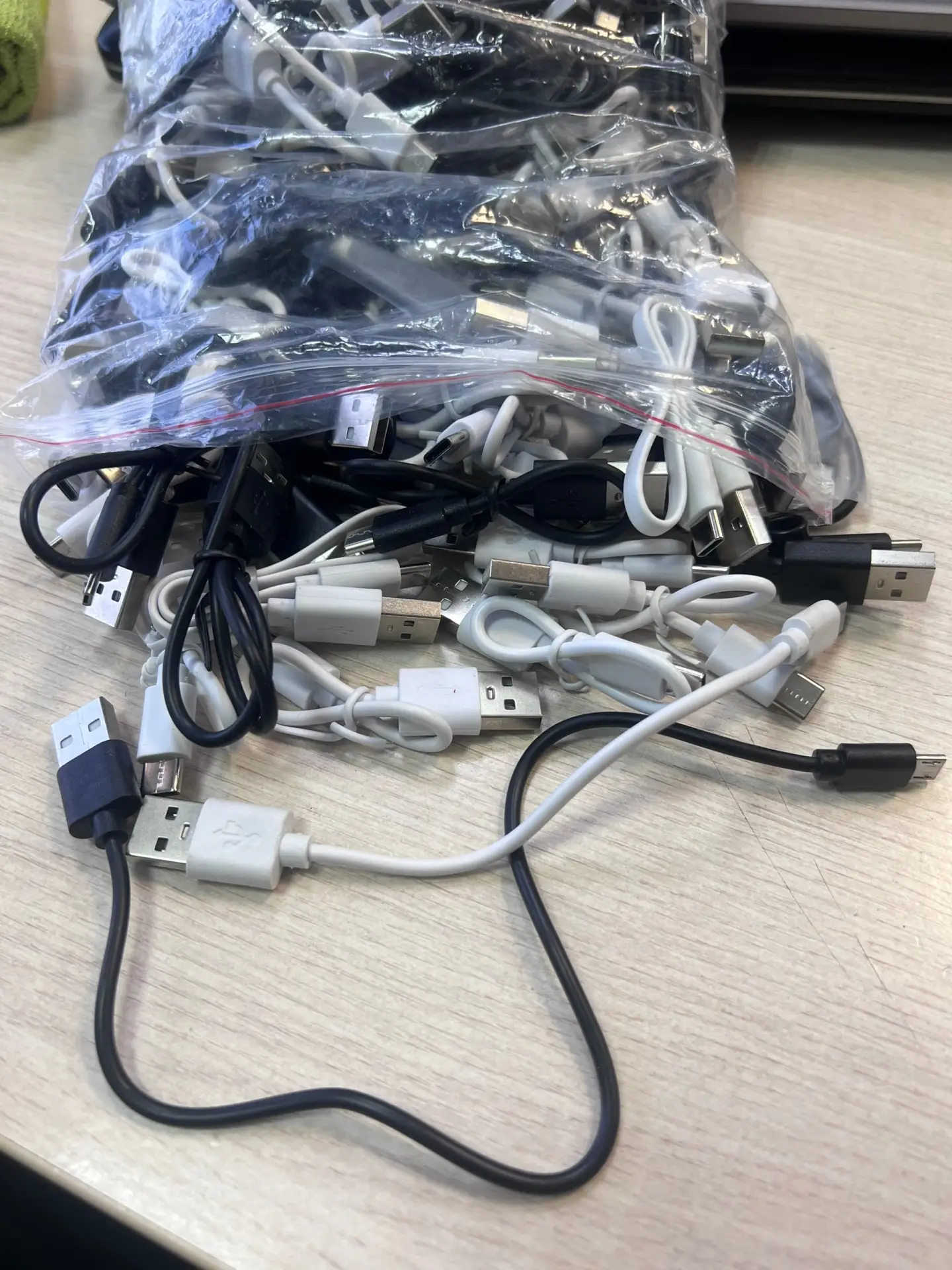 Провода-зарядки, около 200 шт, 15 - 30 см. Есть type-s и micro usb.