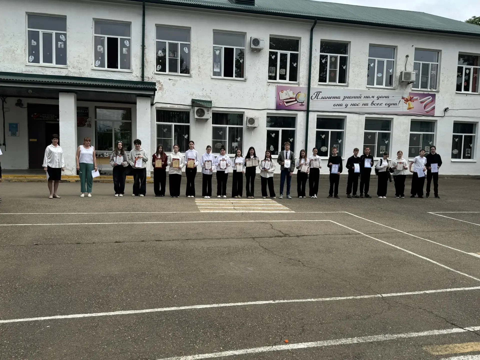 Сегодня по традиции прошла линейка, посвященная спуску флагов. Были исполнены гимны Российской Федер