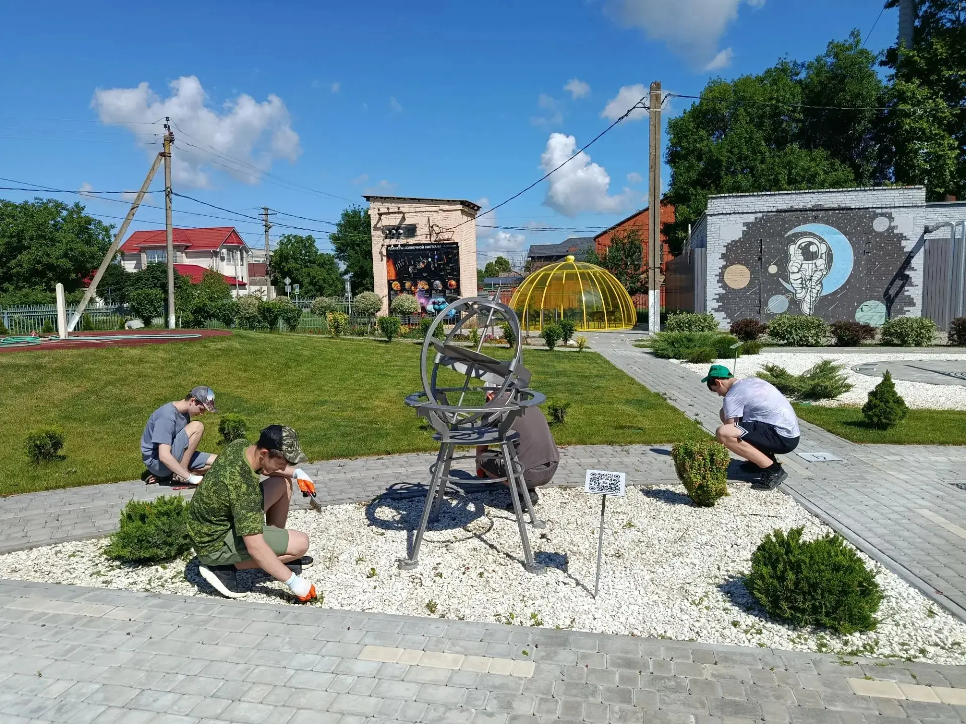 🔧🌟 В центре дополнительного образования активно трудится наша рембригада, состоящая из несовершенн