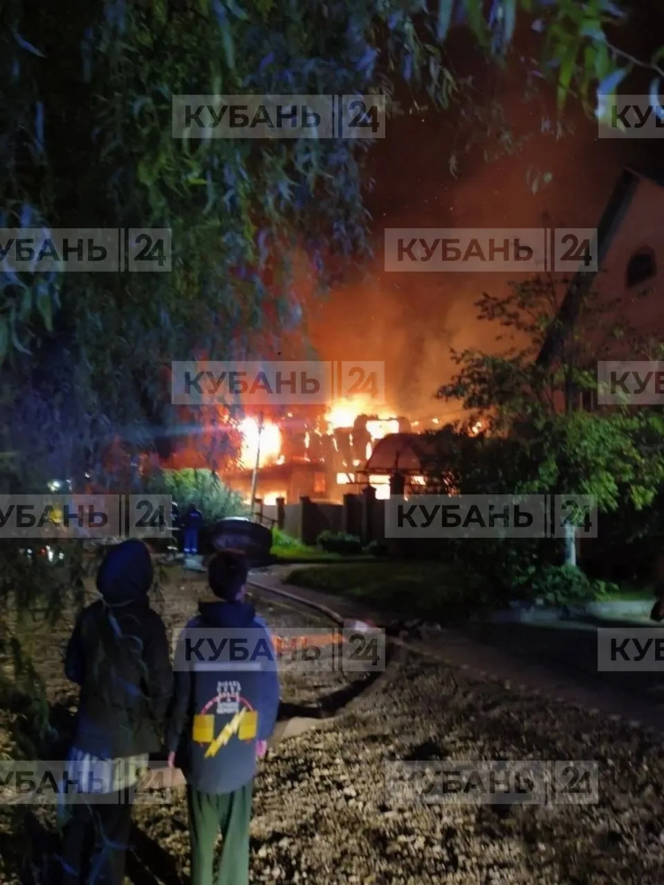 Ночью под Краснодаром сгорело здание в Новознаменском