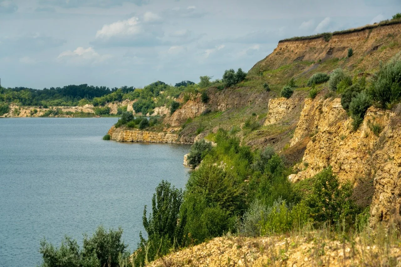 Люди говорят: «Змеинское море». Но море — это шум, простор, даль. А здесь всё по-домашнему — по-свой