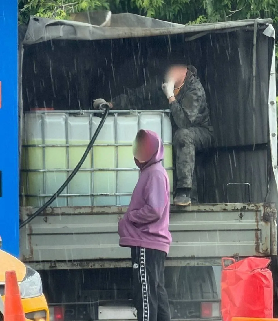 ⛽️ В Москве начали массово скупать бензин

На одной из АЗС заметили парней, которые решили купить ср