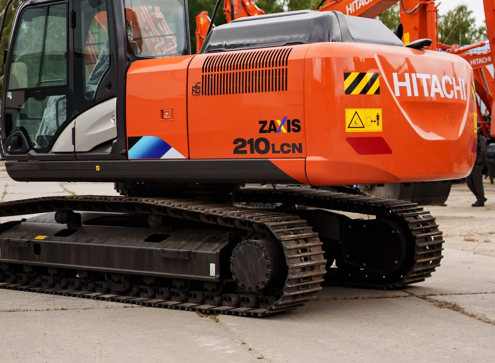 Что означают индексы LC, LCH и N у экскаваторов Hitachi? 🤔