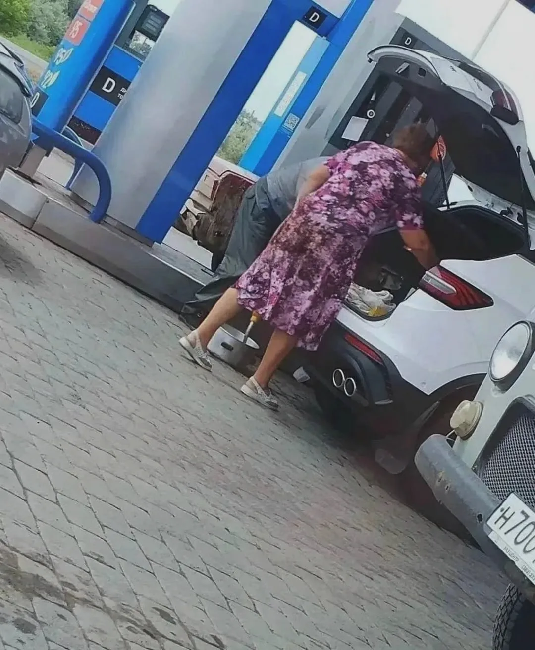 Уже в кастрюли наливают