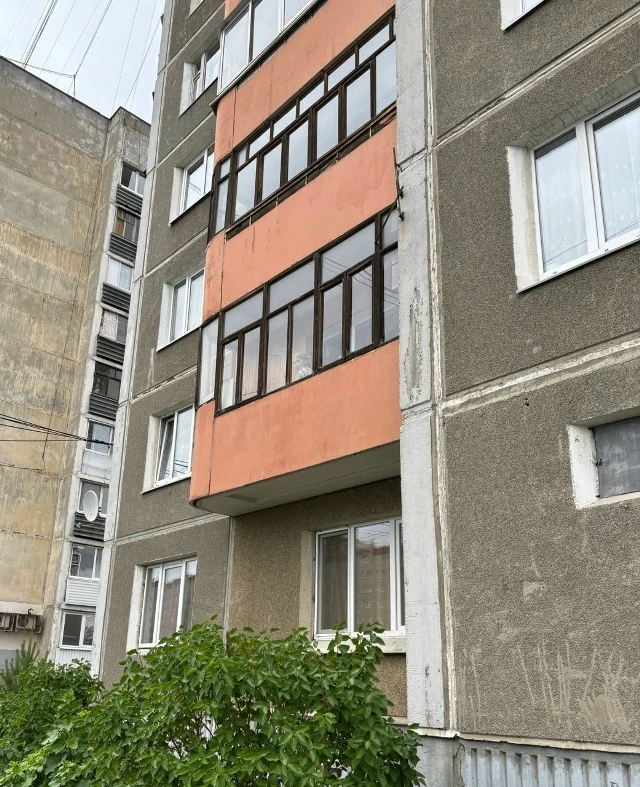На Сортировке некоторые бросают из окна мусор и выливают ведра воды на мимо проходящих прохожих.

Эт