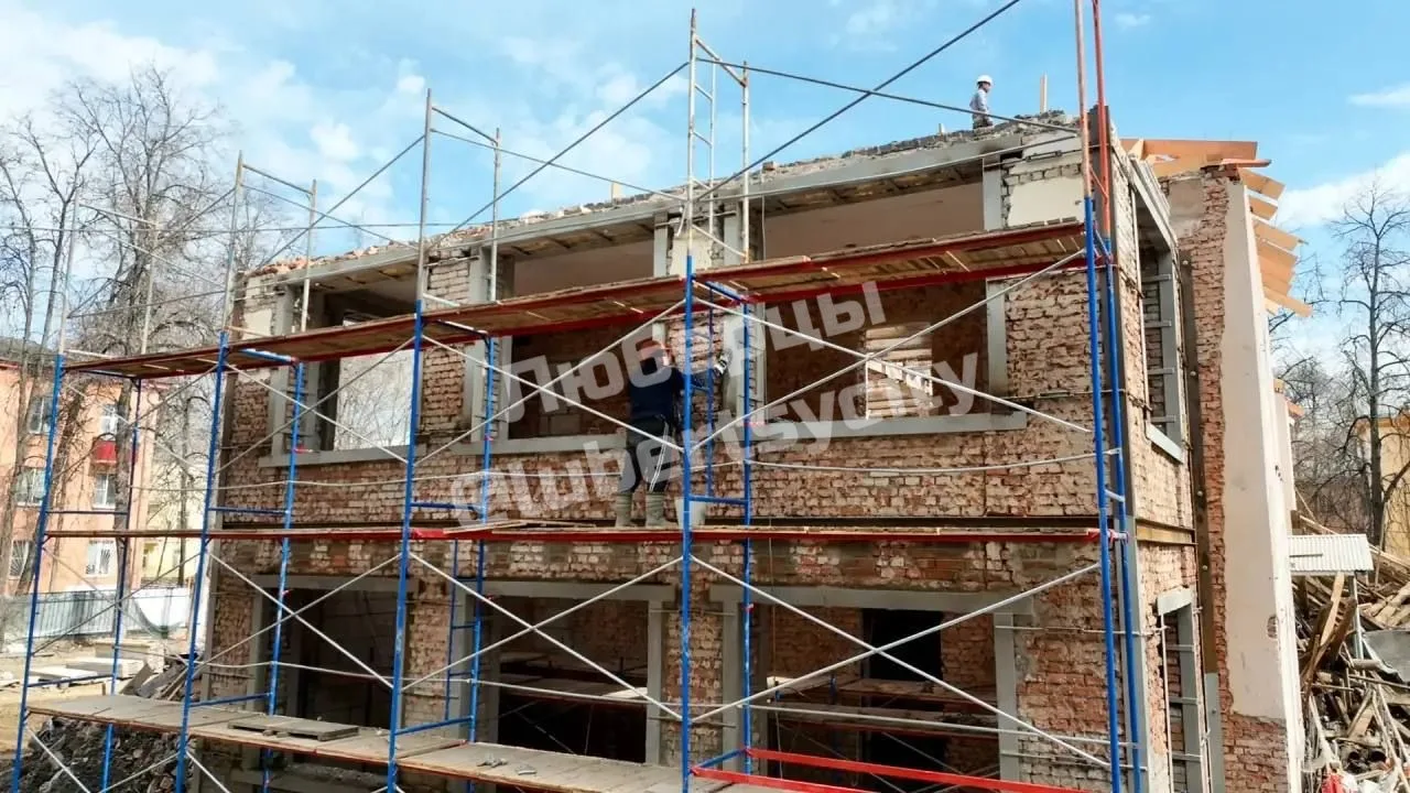 🏗 В поселке Люберец ремонтируют Детскую школу искусств №3  Усиливают проемы, монтируют стропила и пе