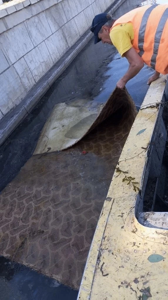 🐟 Из астраханских каналов вытащили палас и велосипед