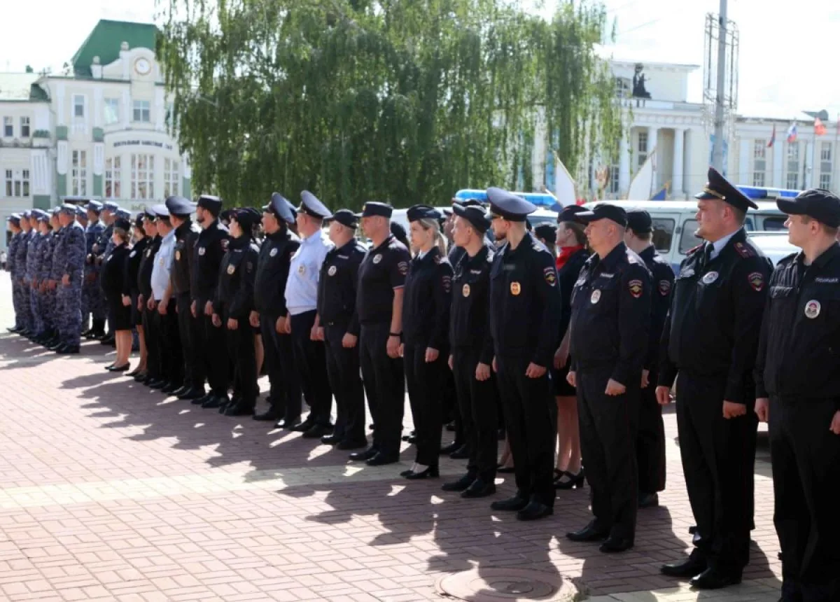 В Орле на площади Ленина прошёл гарнизонный развод полицейских нарядов

В мероприятии участвовали вр