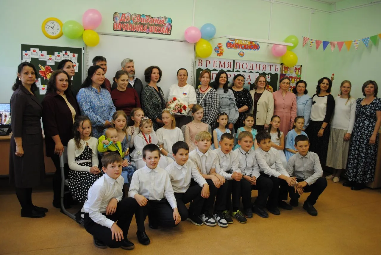 ПРОЩАЙ, 4 КЛАСС 🔔🎶🎈🎈🎈

   Вот и прошёл выпускной в 4 классе. 
На душе радостно и в то же время 
