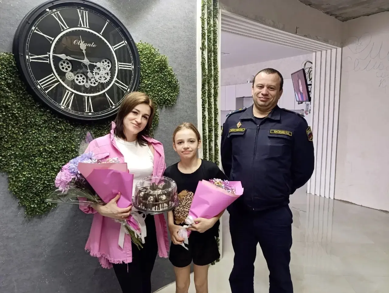В рамках акции «Вам, Любимые!» судебные приставы Кубани поздравили жен и матерей участников СВО с Ме