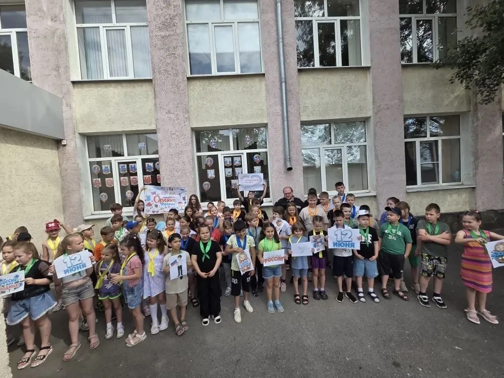 ДЕНЬ РОССИИ 🇷🇺
В лагере дневного пребывания "Счастливое  детство" на базе МБОУ "Лицей 58" советник