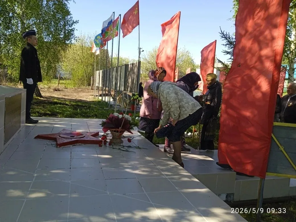 9 мая возле памятника погибшим воинам прошел митинг, посвященный 81-й годовщине Победы ...