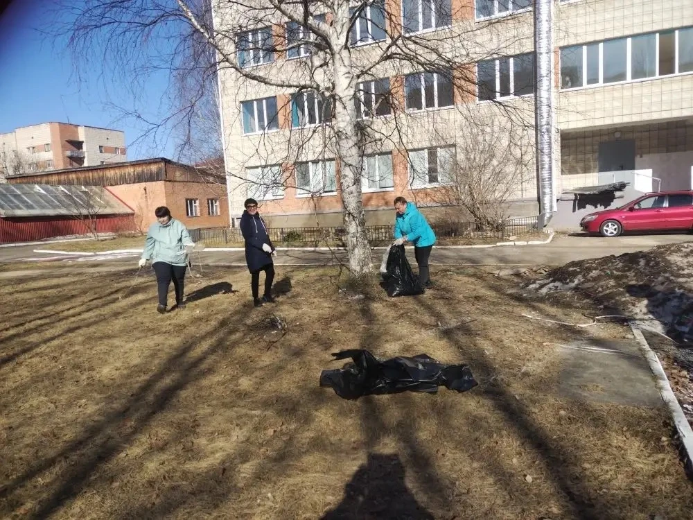 #Про_субботник  Технический персонал 5 школы сегодня вышел на субботник 🫶🏻 Полностью убрали территор