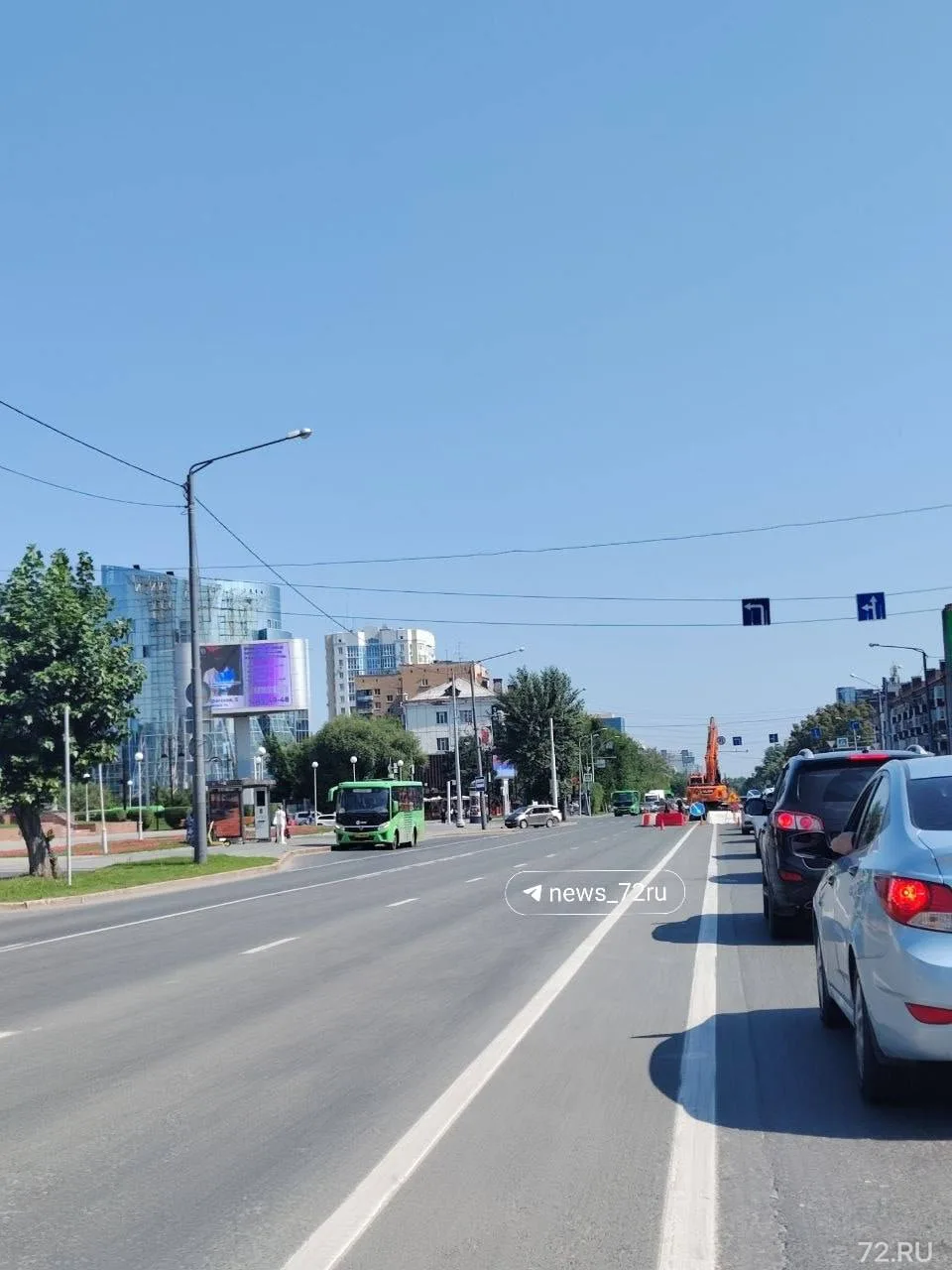 🕳️ Огромная дыра в асфальте появилась на Республики — Мельникайте