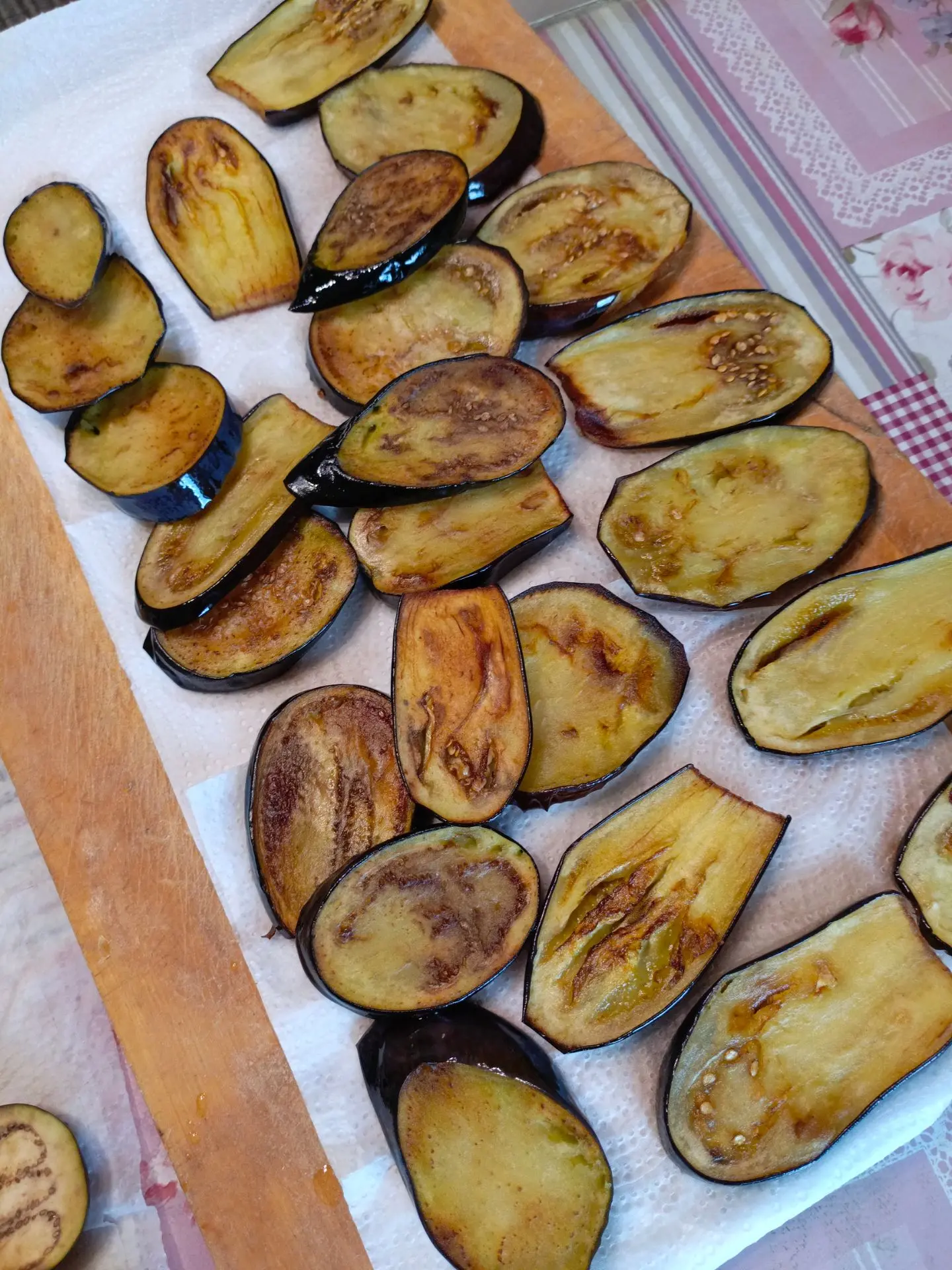 Сегодня собрала все баклажаны. 🍆 Пережариваю и буду в морозилку класть. Зимой будем с ...