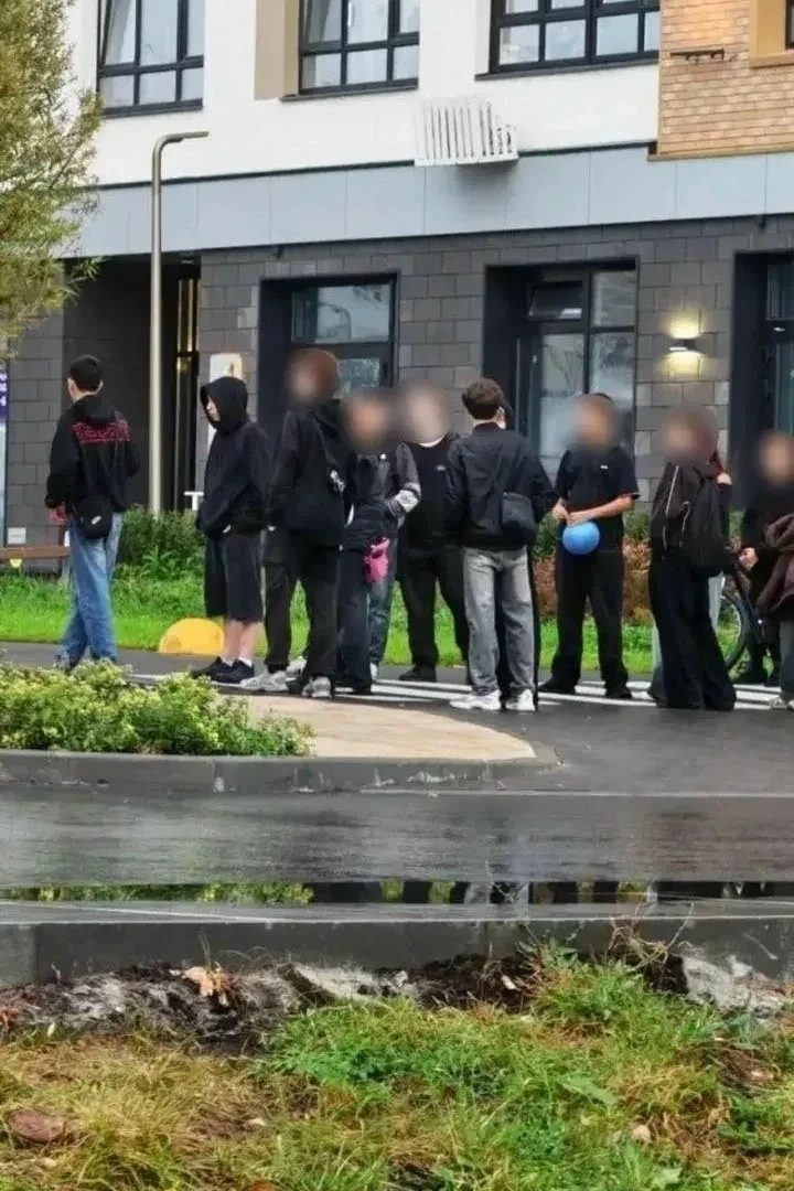 На детской площадке в Тюмени (район улицы Обдорской) подростки избили мальчика. Инциден...