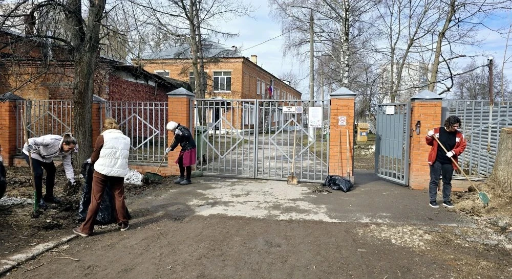 🧹Сегодня наш Центр образования №34 вышел на общегородской субботник. Коллектив активно навёл порядок