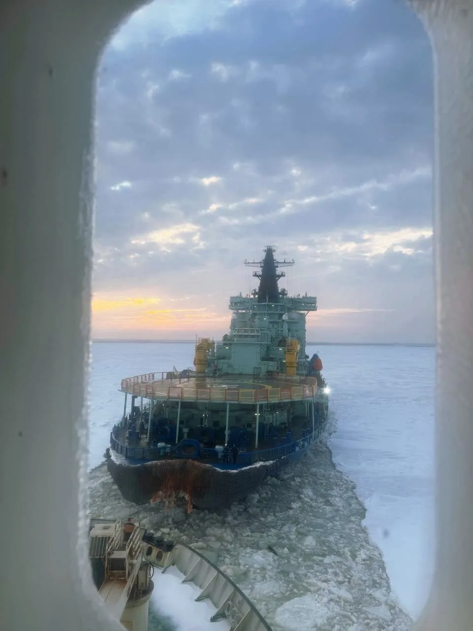 😎Иллюминатор с видом на универсальный атомный ледокол "Якутия"

📍Карское море 

📷 Фото второго по