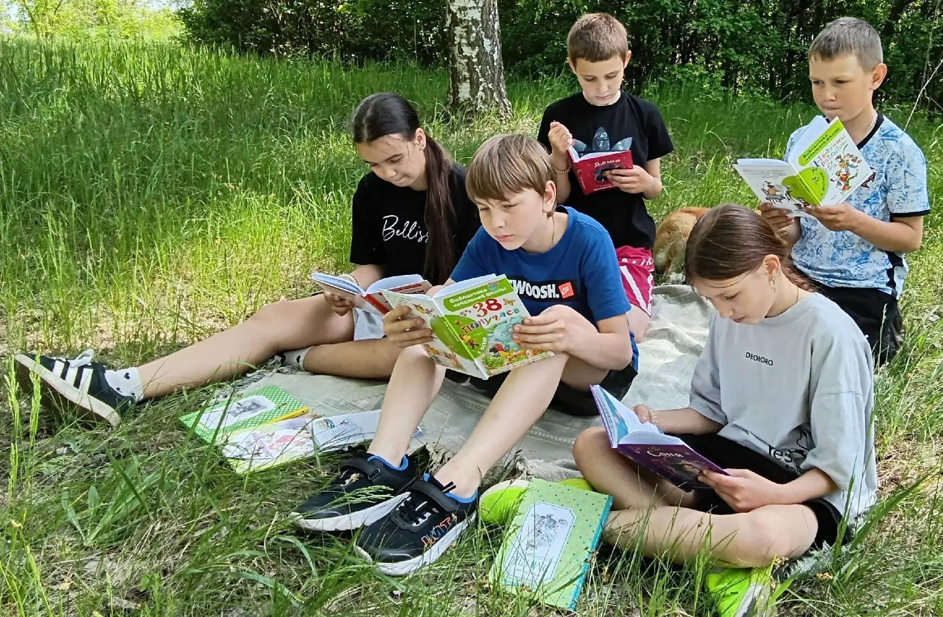 На природе с книгой 🌳 📚

Лето — прекрасная пора провести с пользой свободное время, можно провести