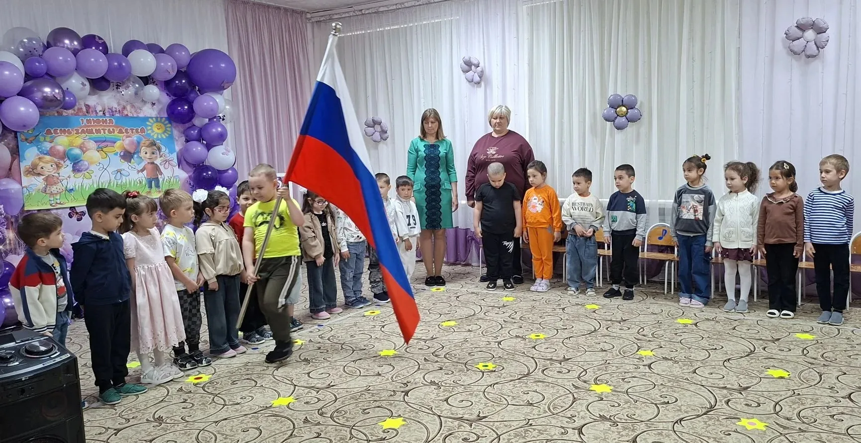 Сегодня утро понедельника в нашем детском саду началось с поднятия флага и исполнения г...