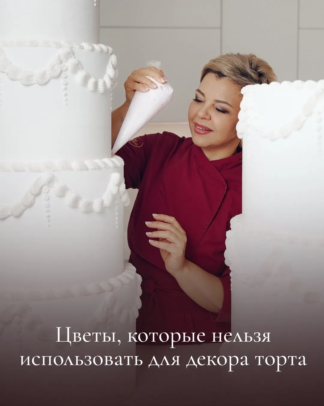 Друзья, летом декорирование тортов живыми цветами особенно актуально. Свадьбы, праздник...