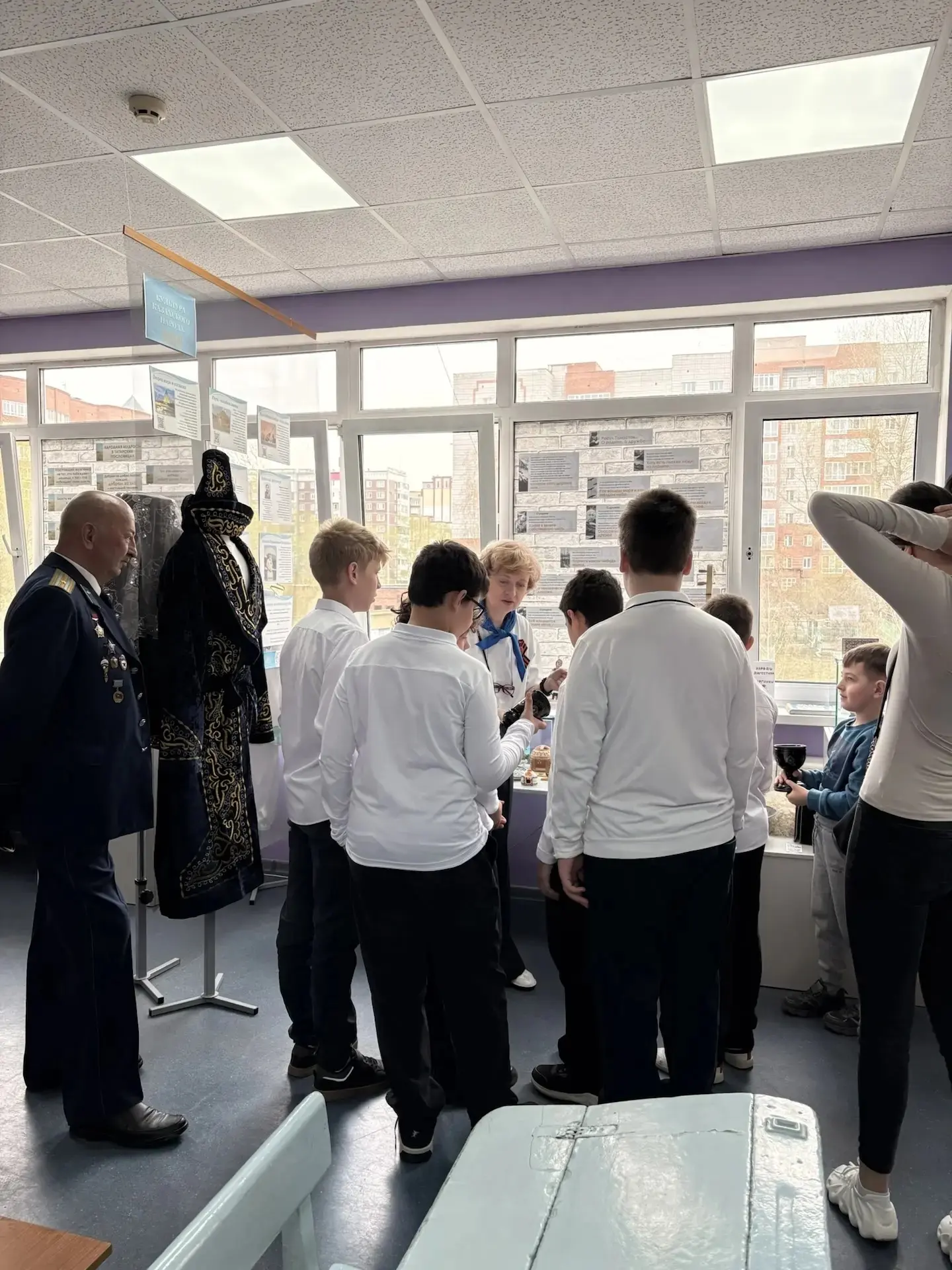 Единство народа в пространстве музея🤝  В предпраздничные дни в школьном музее состоялась серия экску