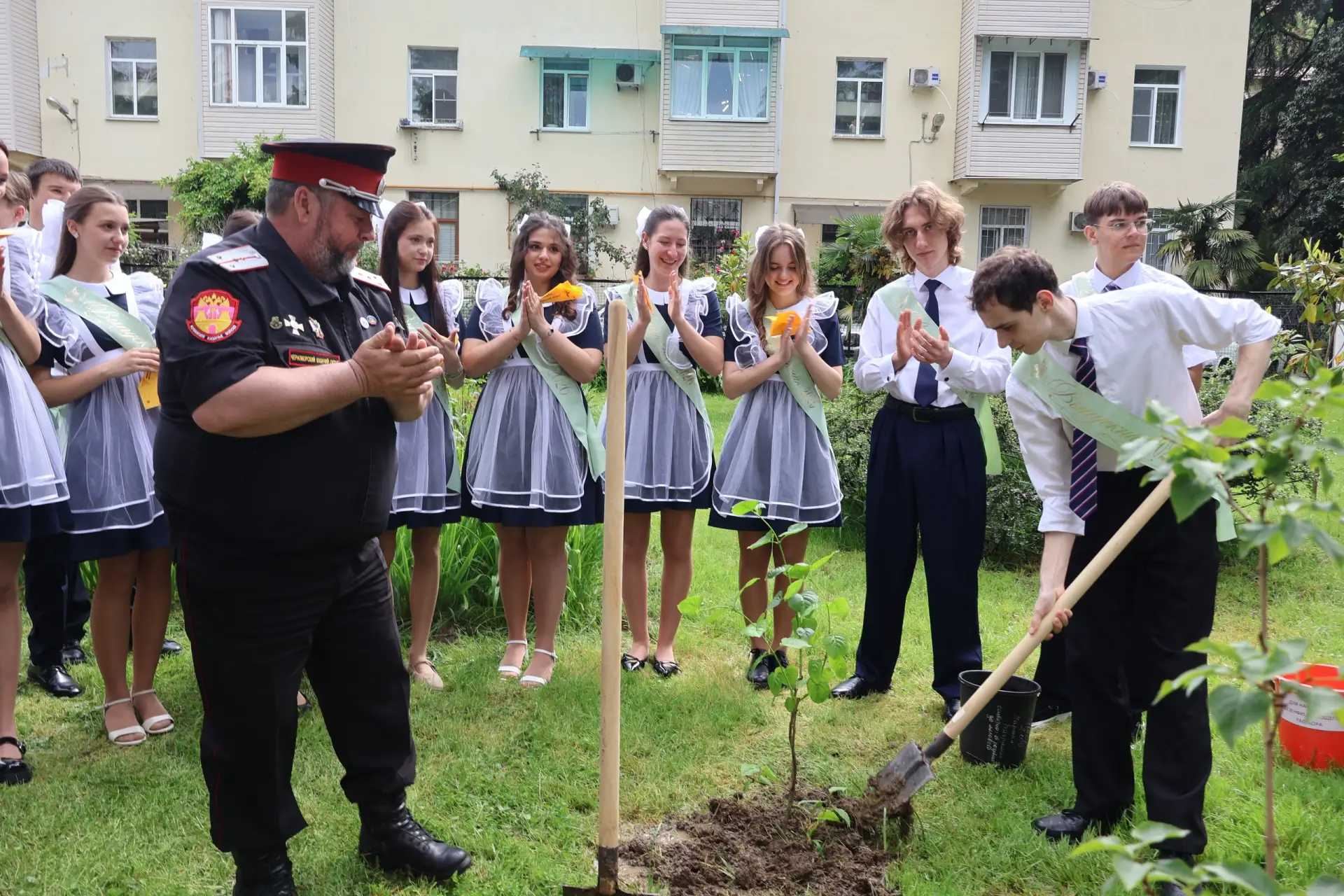 Прозвенел последний звонок 🔔, и закончился последний урок... 📐✏📚    Или всё только начинается? Конеч