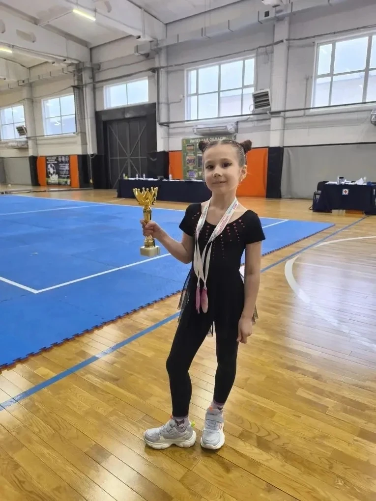 🏆 Победа в воздухе!  Белослудцева Анна, ученица 1 «Д» класса, заняла I место в Фестивале по воздушно