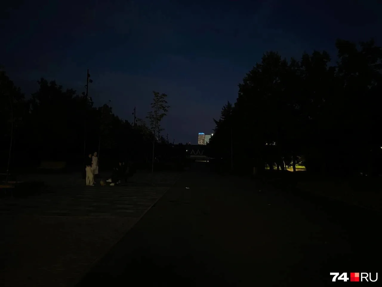 В обновленном парке на Молодогвардейцев больше месяца не горят фонари