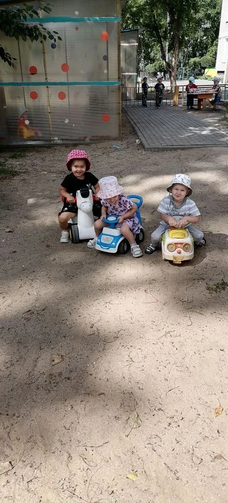 Гонки в группе раннего возраста

У машин сегодня гонки.
Я скажу: вниманье, марш!
Кто же станет чемпи