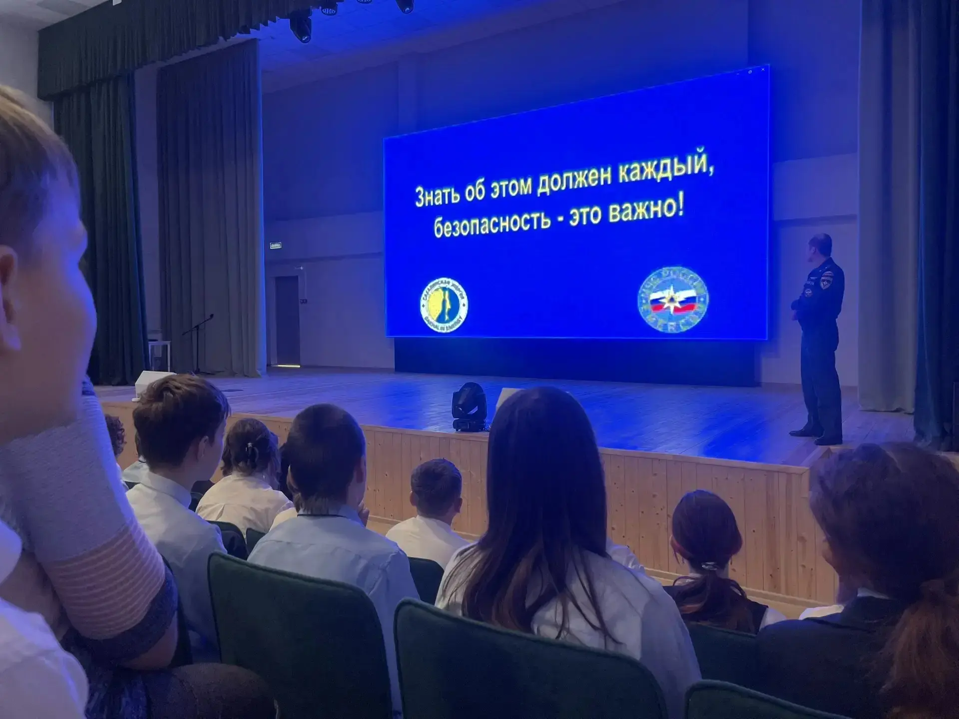 Сегодня, с профилактической беседой "Осторожно! Паводок!", школу посетил старший инспектор Данковско