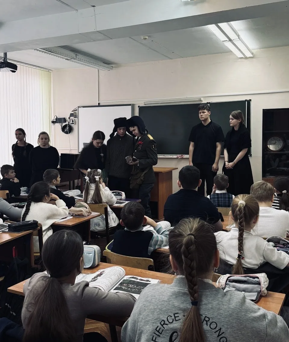 🕊️ БЛОКАДНЫЙ ЛЕНИНГРАД 🕊️   Театрализованное представление показал совет старшеклассников для младши