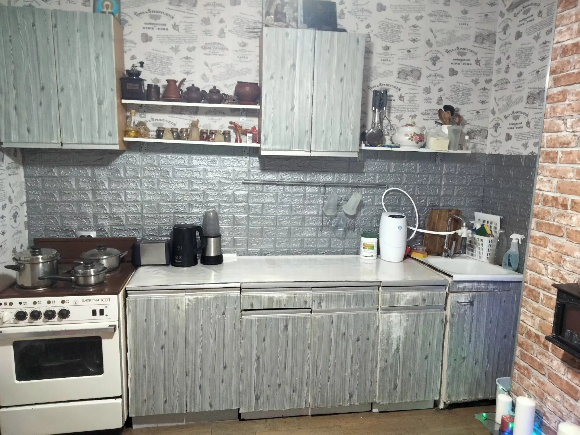 Отдам даром кухню. Произведена ещё в СССР, крепкая. Внизу шкафы: 60, 80, 40, шкаф под м...