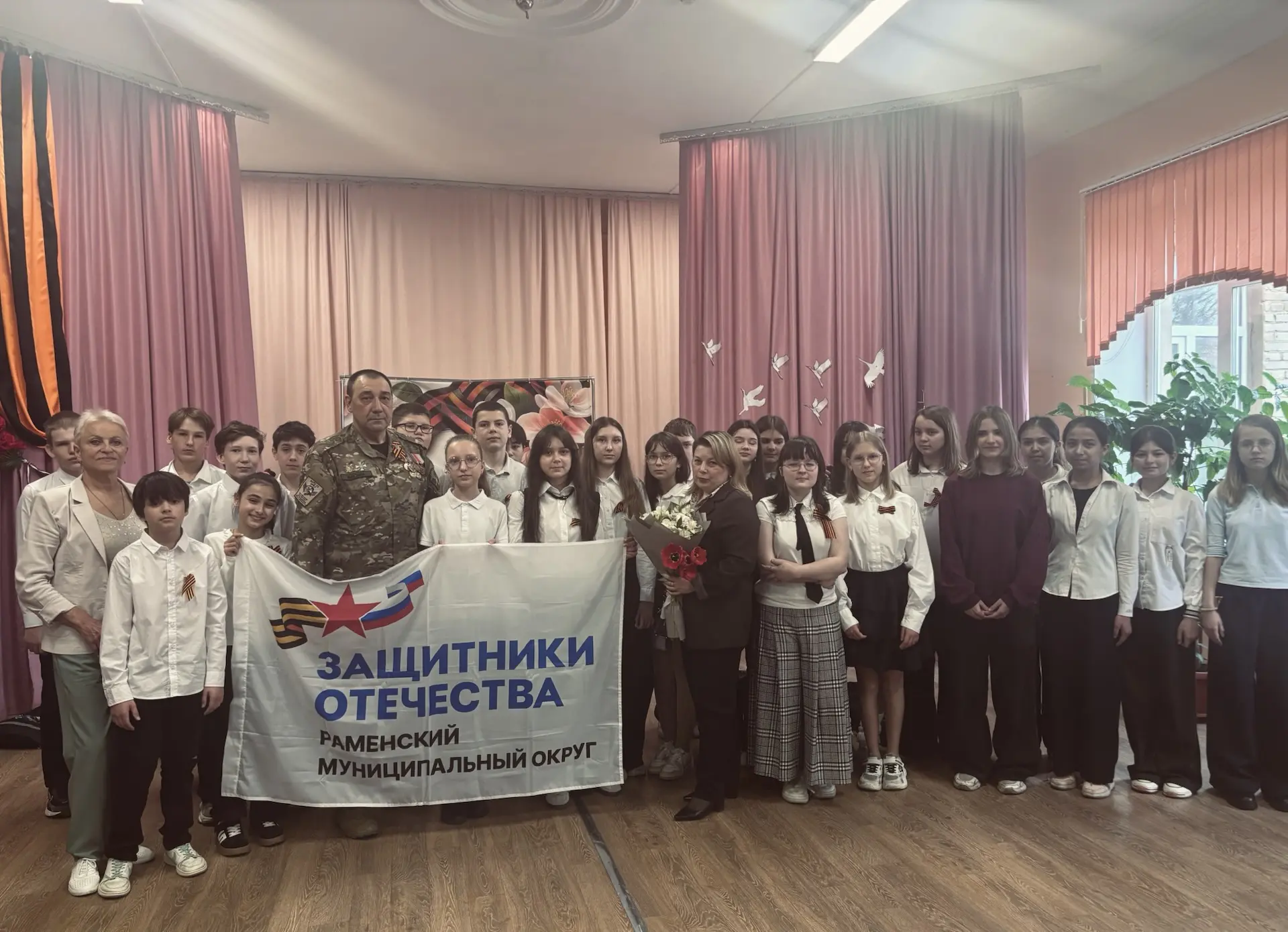 Вчера в нашей школе состоялся разговор, который не забудется. 🏫  К нам приехал человек, за плечами к