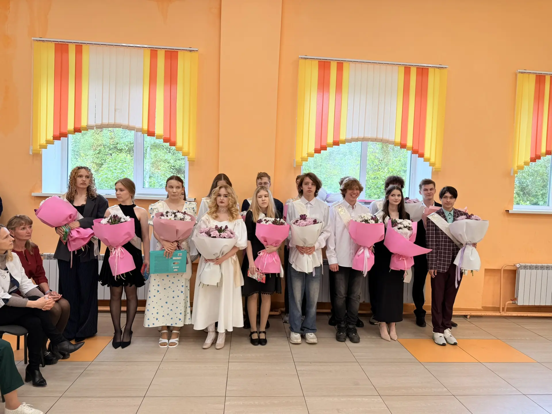 🎉 Сегодня в нашей школе прозвучал последний звонок для выпускников! ✨