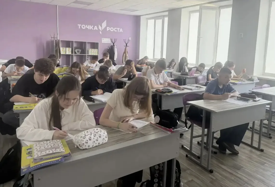 Сегодня в МБОУЛ № 3 с обучающимися 7 класса психологом Паневиной Ириной Александровной ...