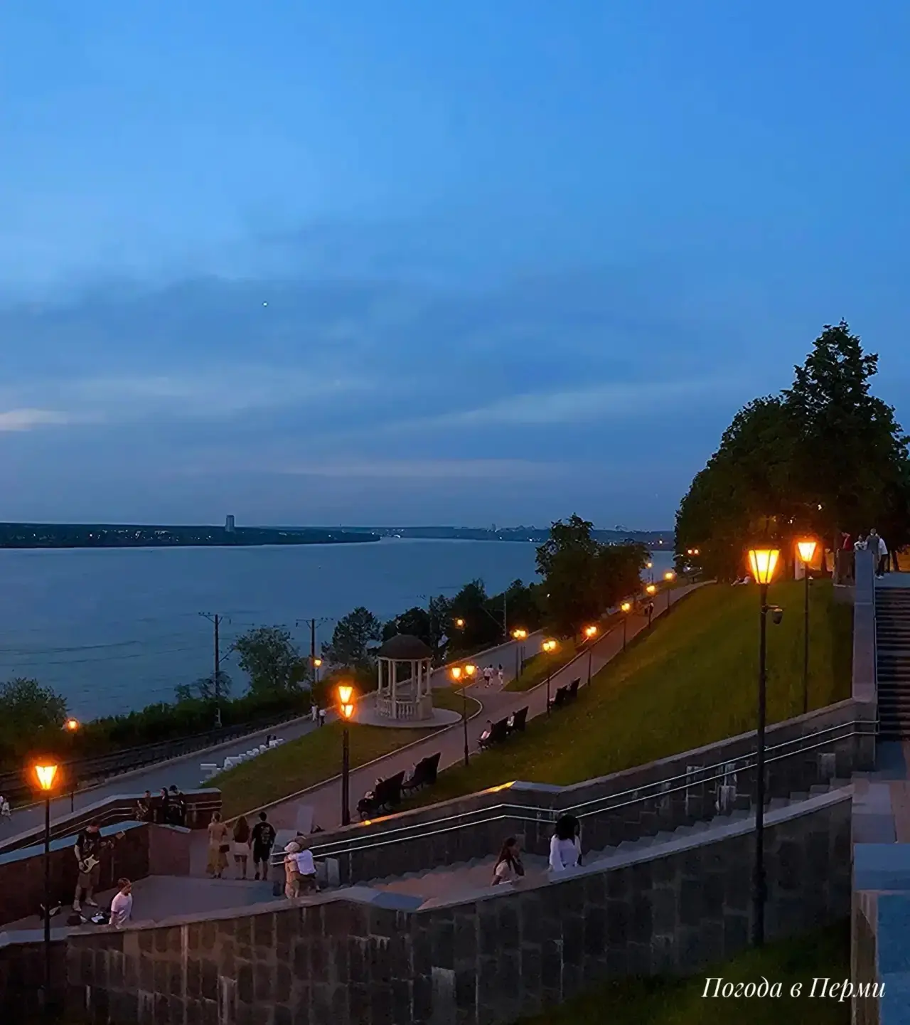 🌆 Сегодня погода окончательно перешла на осенний режим. Днём воздух в городе прогрелся...