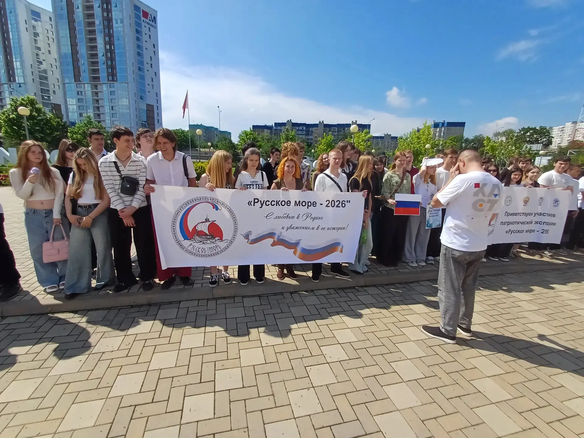 12 июня, в День России, студенты техникума в парке «Россия – моя история» встретили участников патри