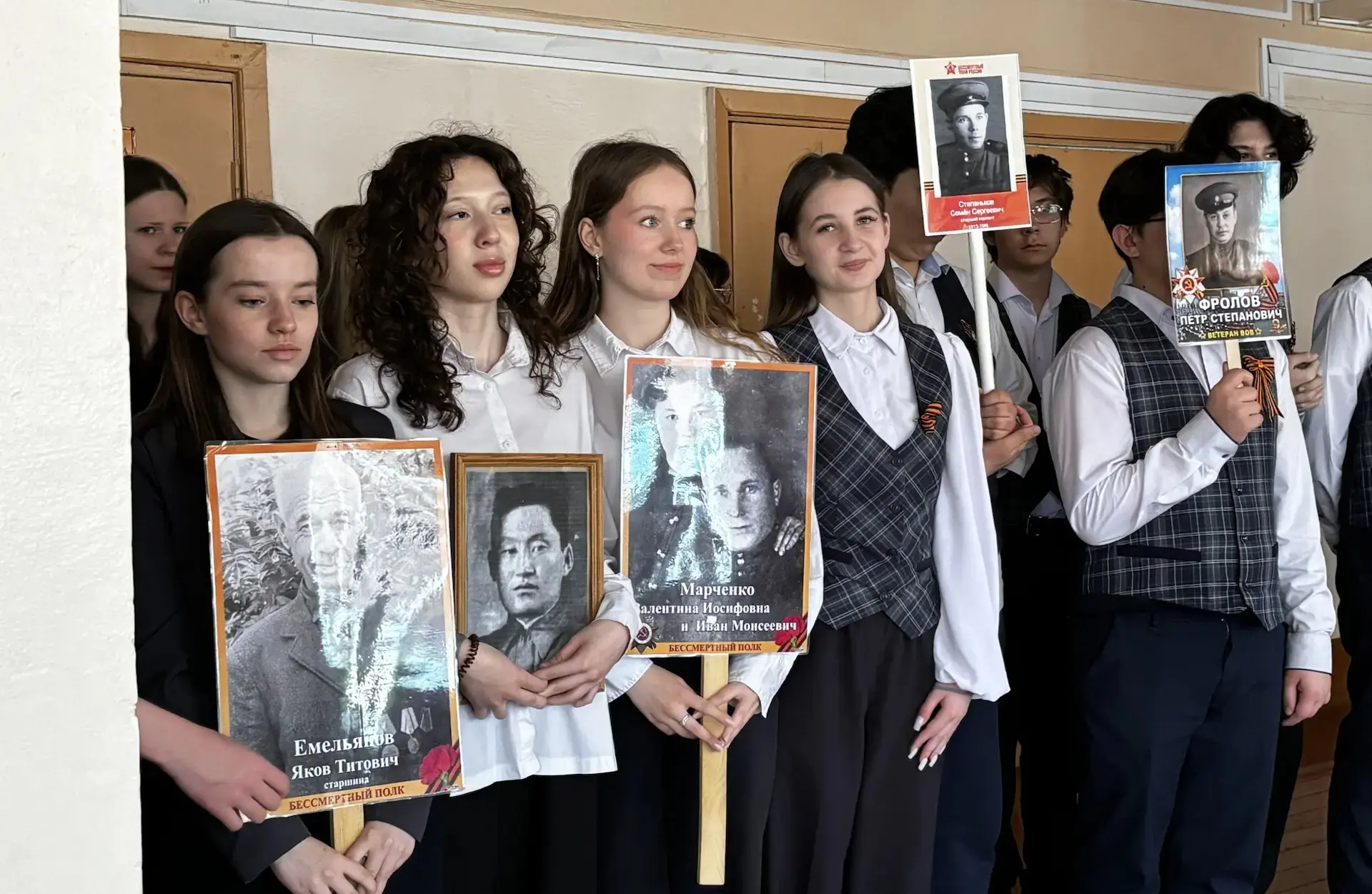 Течёт река бессмертного полка...  Накануне Дня Победы в лицее прошли акции "Бессмертный полк" и "Спо