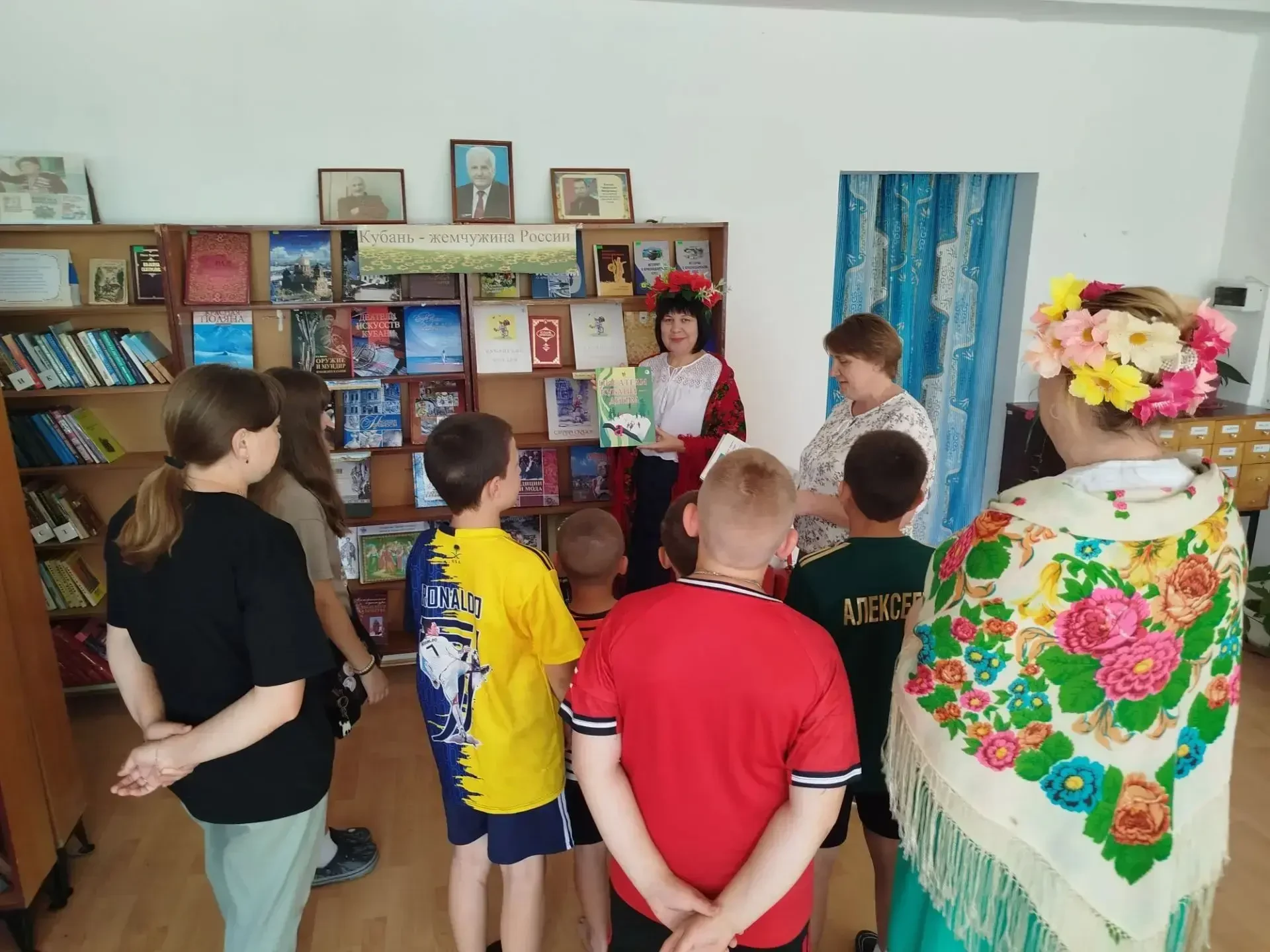 В Губском сельском Доме культуры, совместно с сельской библиотекой , был проведён час литературы "Де