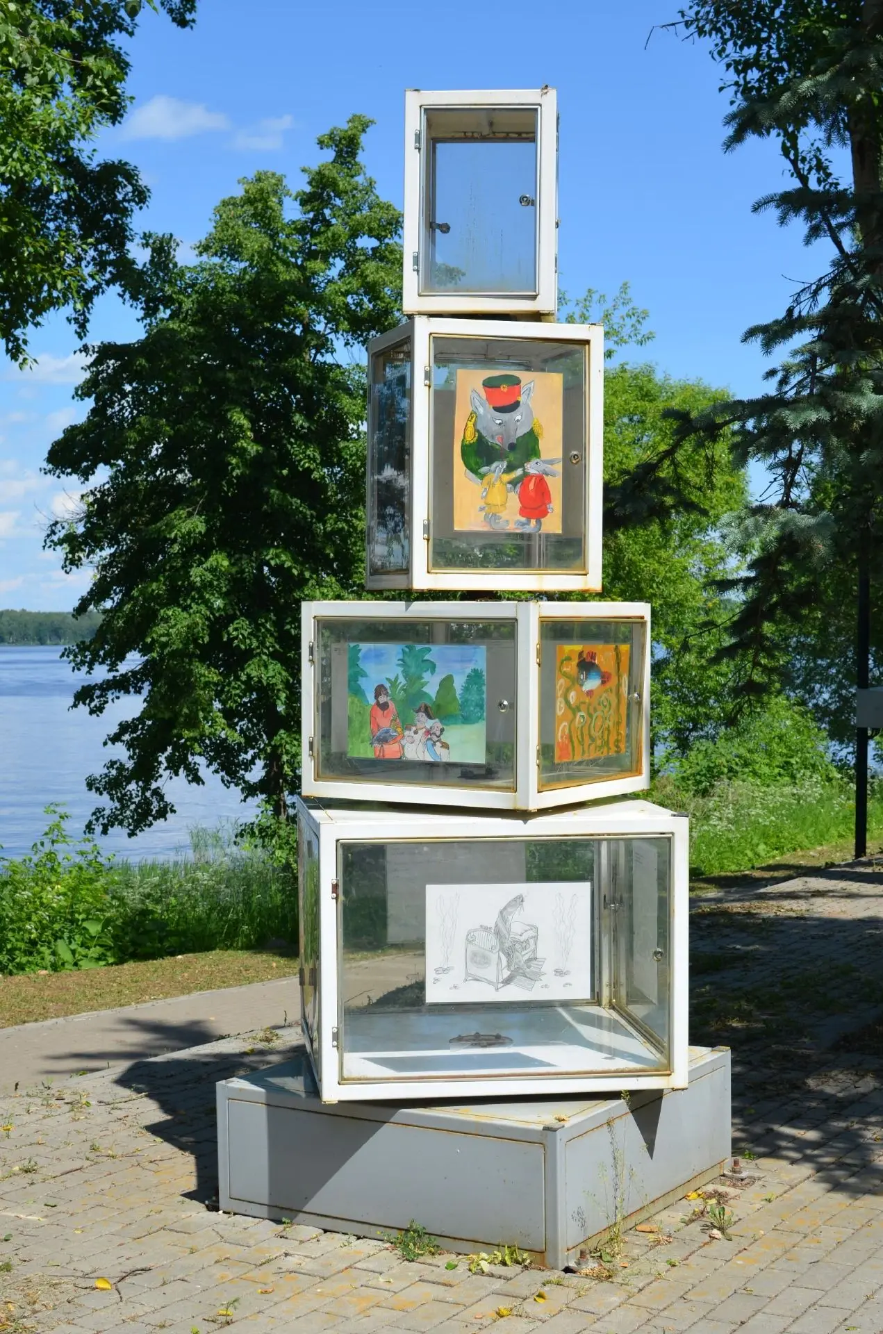 🎨На набережной города у здания школы искусств и художественной школы в нашем оригинальном экспозици