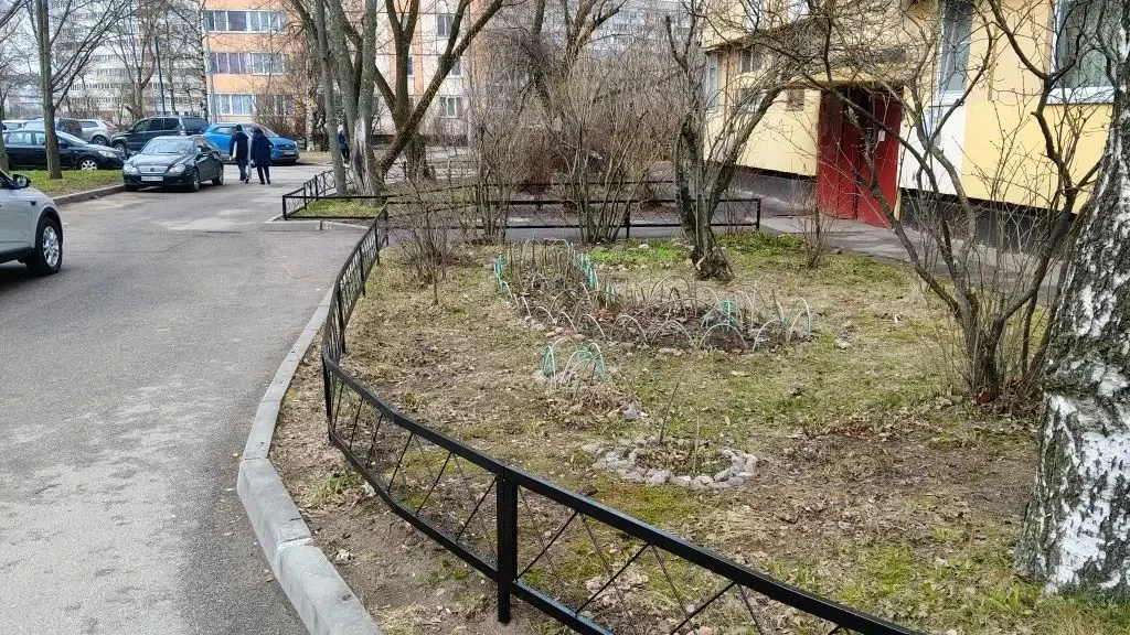 Покраска ограждения в рамках месячника по благоустройству по адресам:  ул.Пионерстроя д...