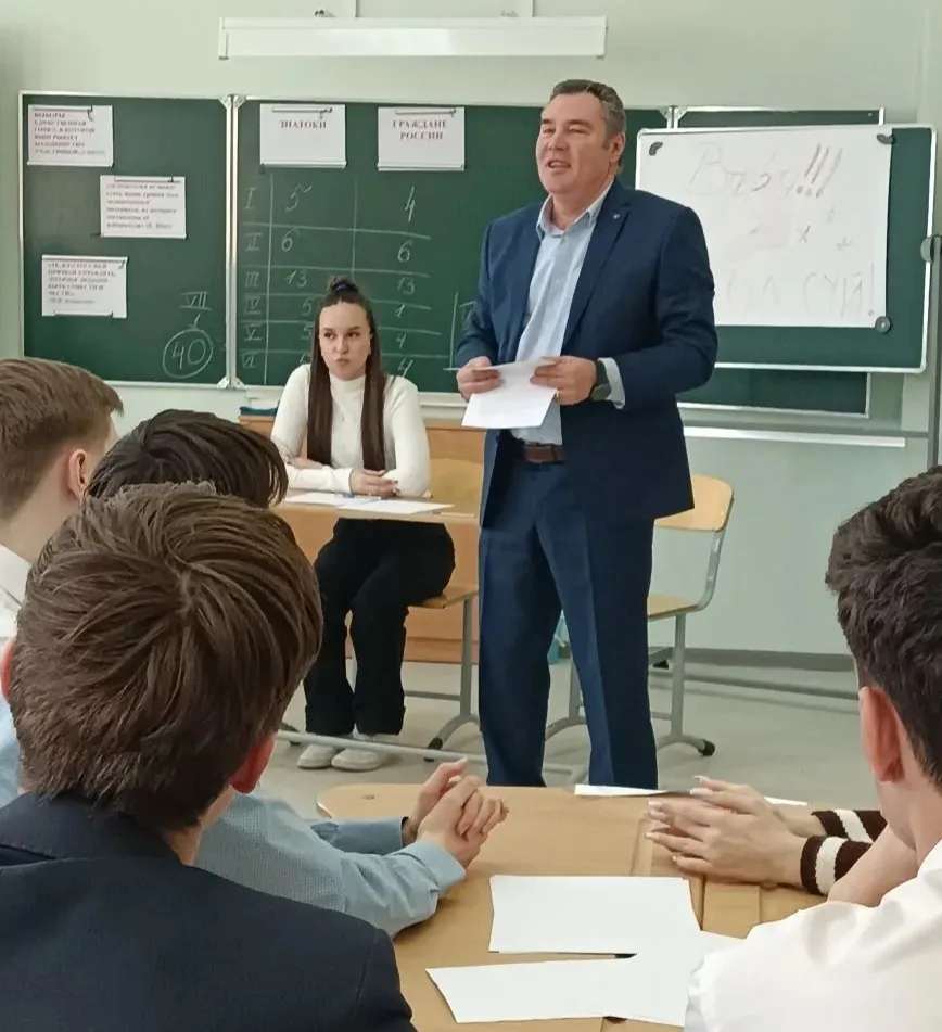 🇷🇺День молодого избирателя прошел с пользой!  Сегодня ученики 10 «В» класса приняли участие в уроке-