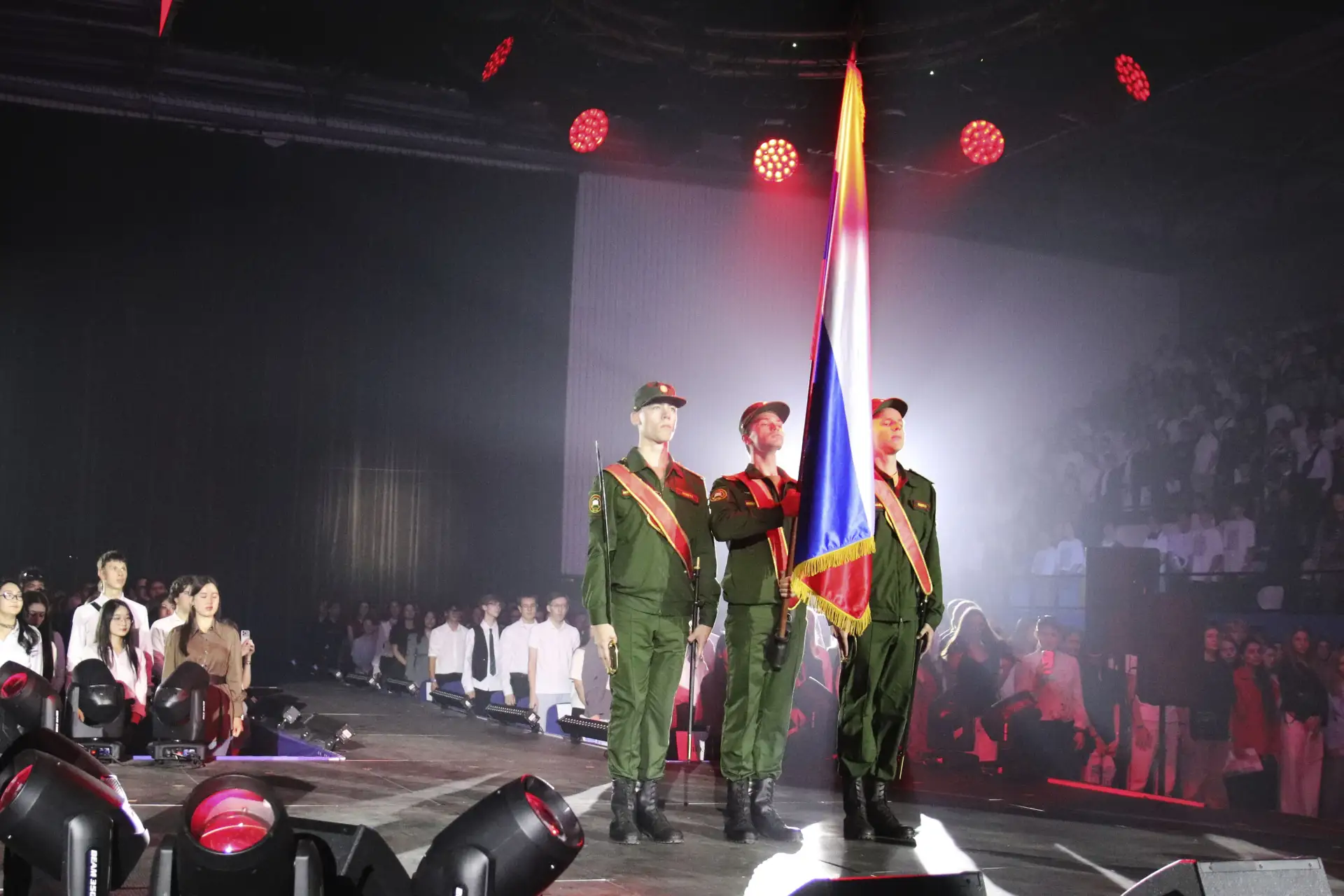 👏 Курсанты Военно-учебного центра при ИГУ торжественно вынесли флаг РФ 🇷🇺