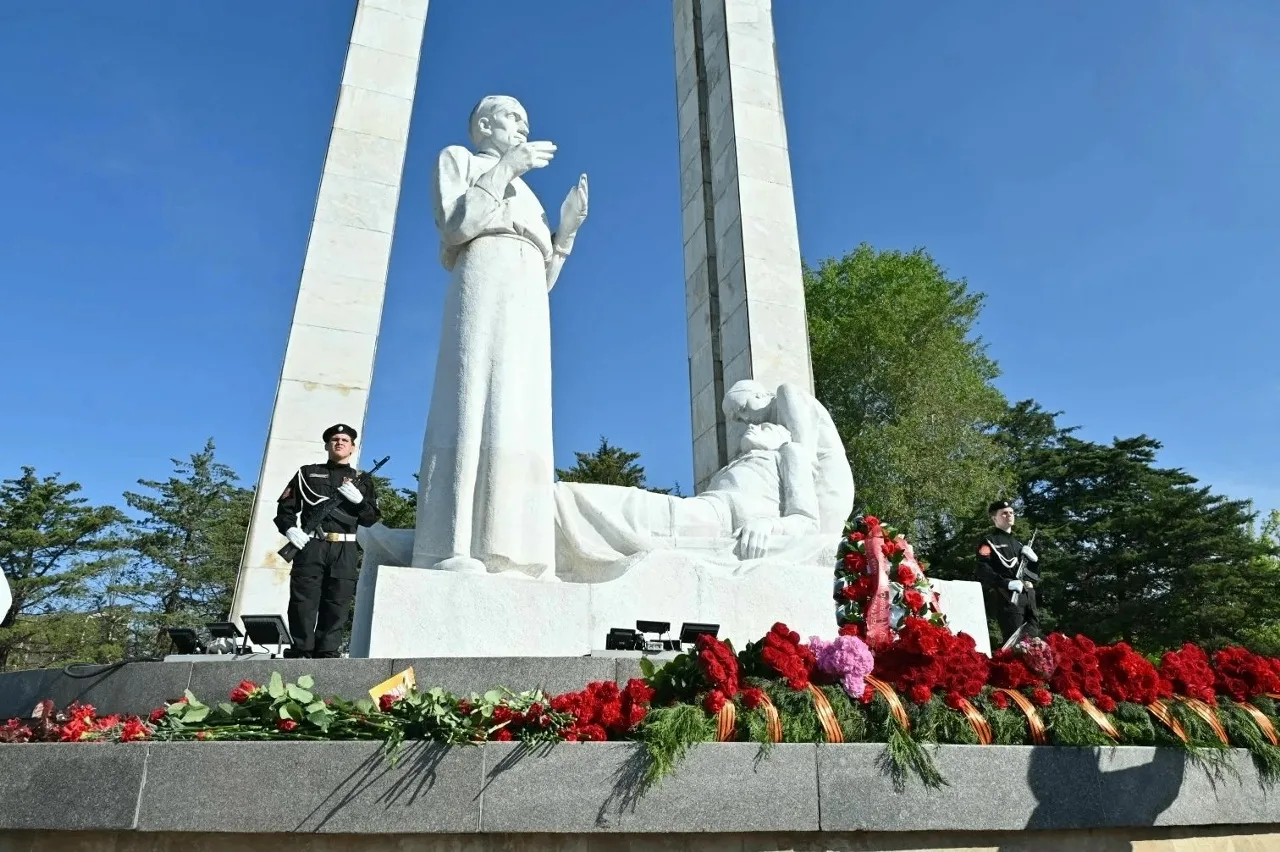 Волонтёры Победы!🕊 В преддверии 9 Мая состоялось торжественное возложение цветов к мемориалу «Подвиг