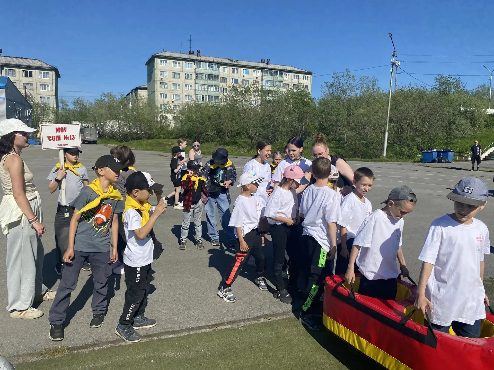 Очередной день в лагере с дневным пребыванием.
Утро. Солнышко снова радовало ребят своими тёплыми лу